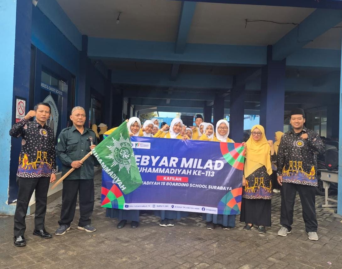 Gebyar Milad Muhammadiyah ke-113: SMP Muhammadiyah 15 Boarding School Surabaya Gelar Pawai Meriah