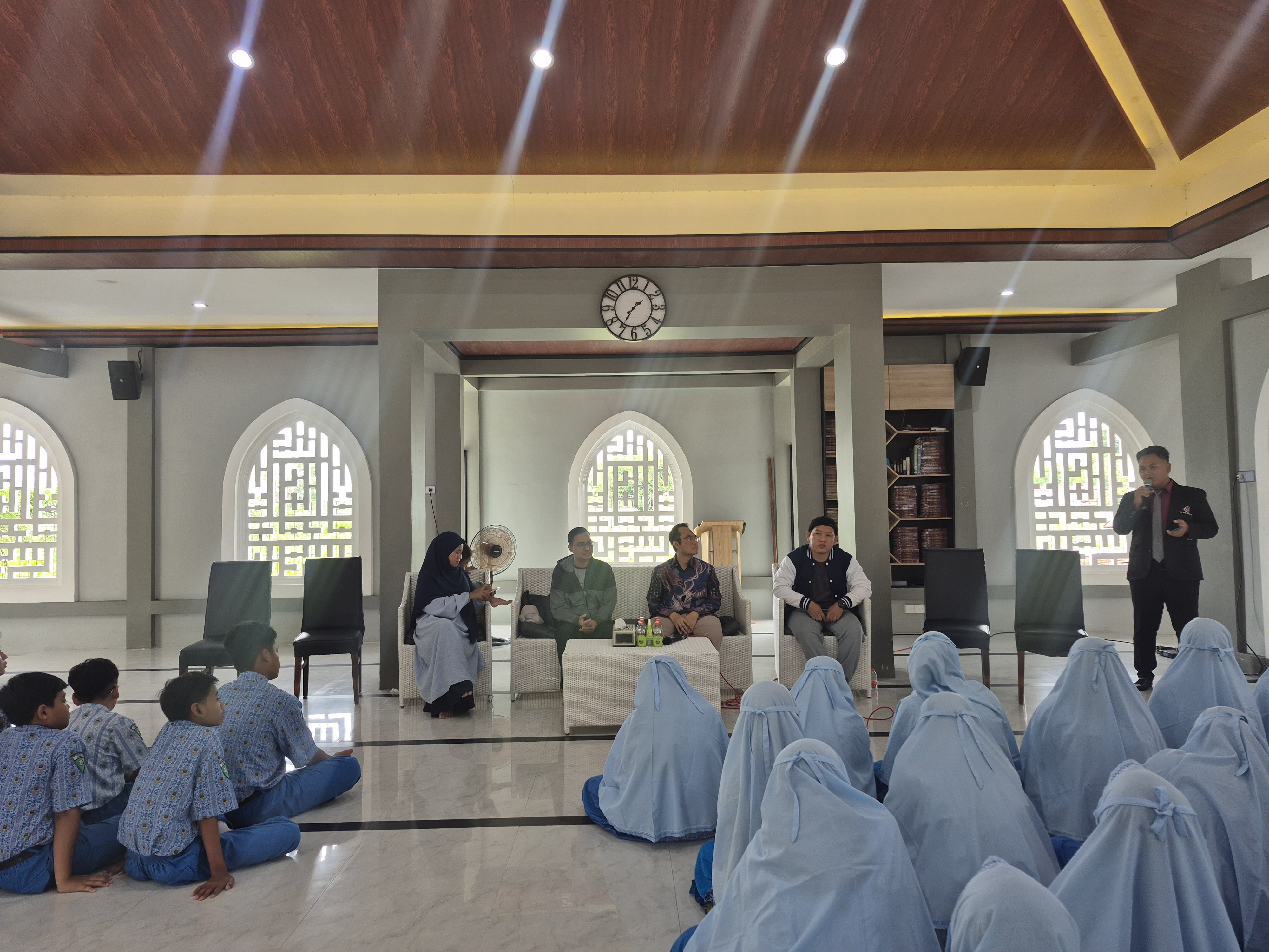 English Camp SMP Muhammadiyah 15 Boarding School Surabaya: Go Global With English 