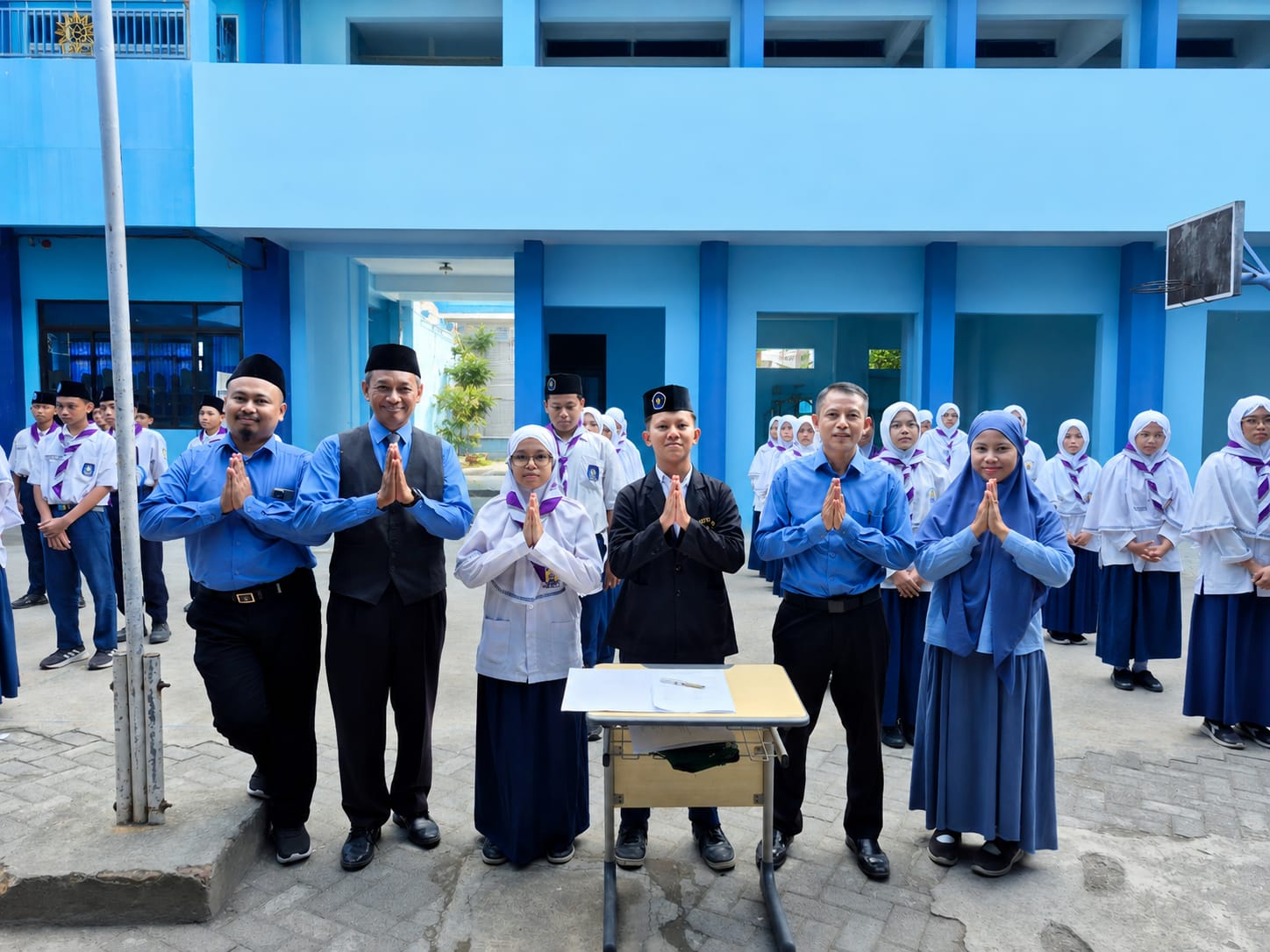 Kawal Kedisiplinan Ibadah Siswa, SMP Muhammadiyah 15 Boarding School Surabaya Lantik Pengurus Muthawif Baru