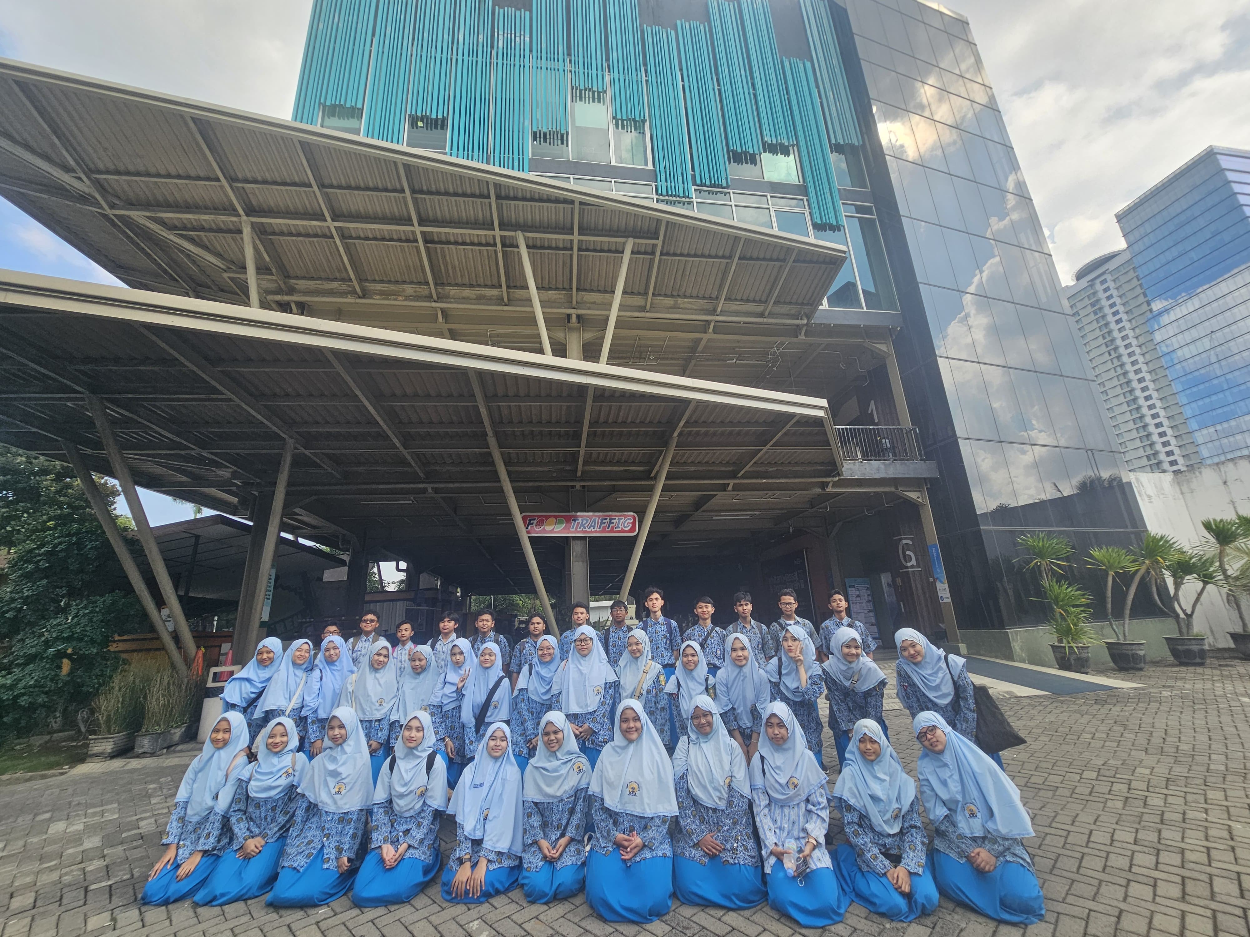 Keren! Siswa Bilingual Class Spemlibels Kuasai Seni Jago Ngomong di HUT Suara Surabaya